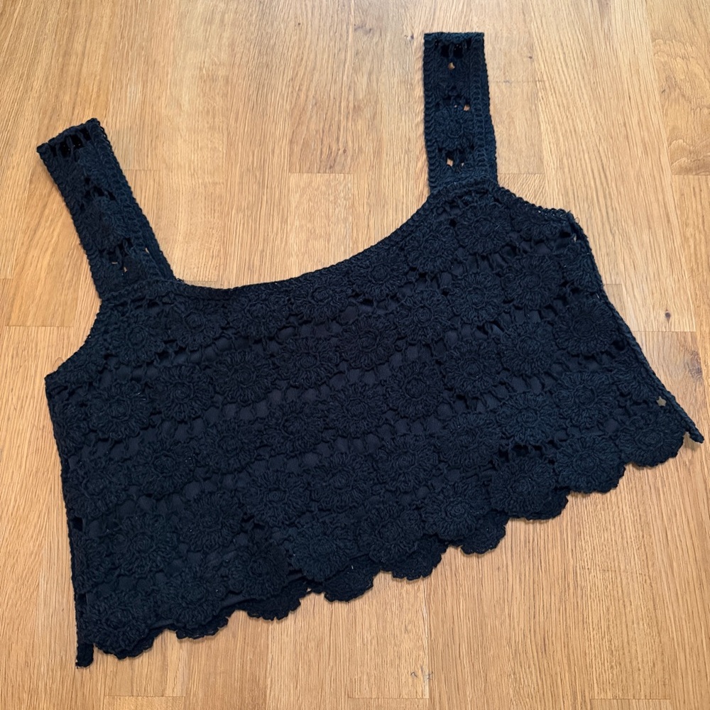 Entro MEDIUM Black White Daisy Crochet Embroidered Crop Top - Picture 3 of 10